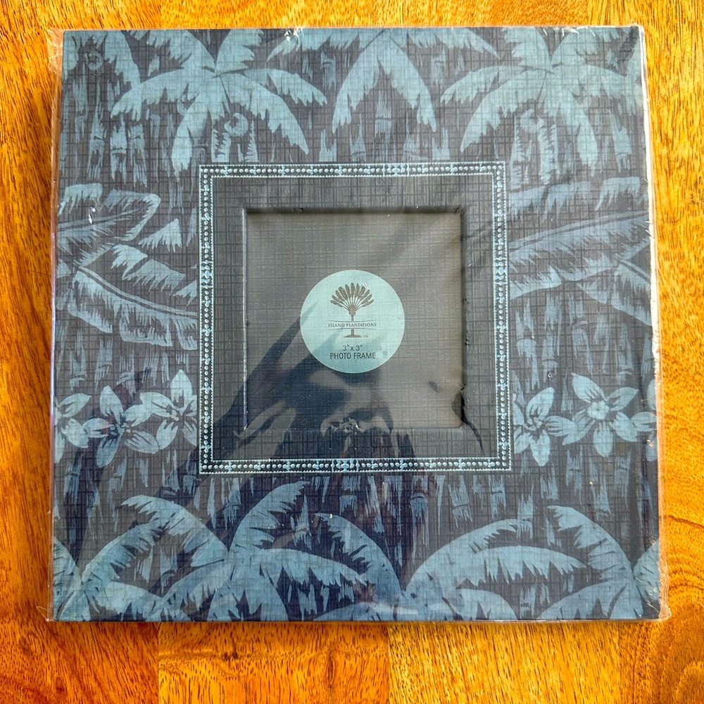 Photo frame - NWT (in the style of Tommy Bahama)
